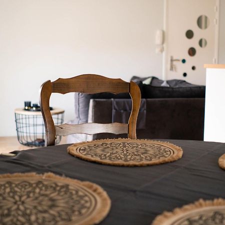 Simplicite Et Calme En Appartement A 이스와 외부 사진
