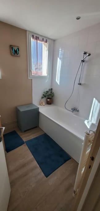 Simplicite Et Calme En Appartement A 이스와 외부 사진
