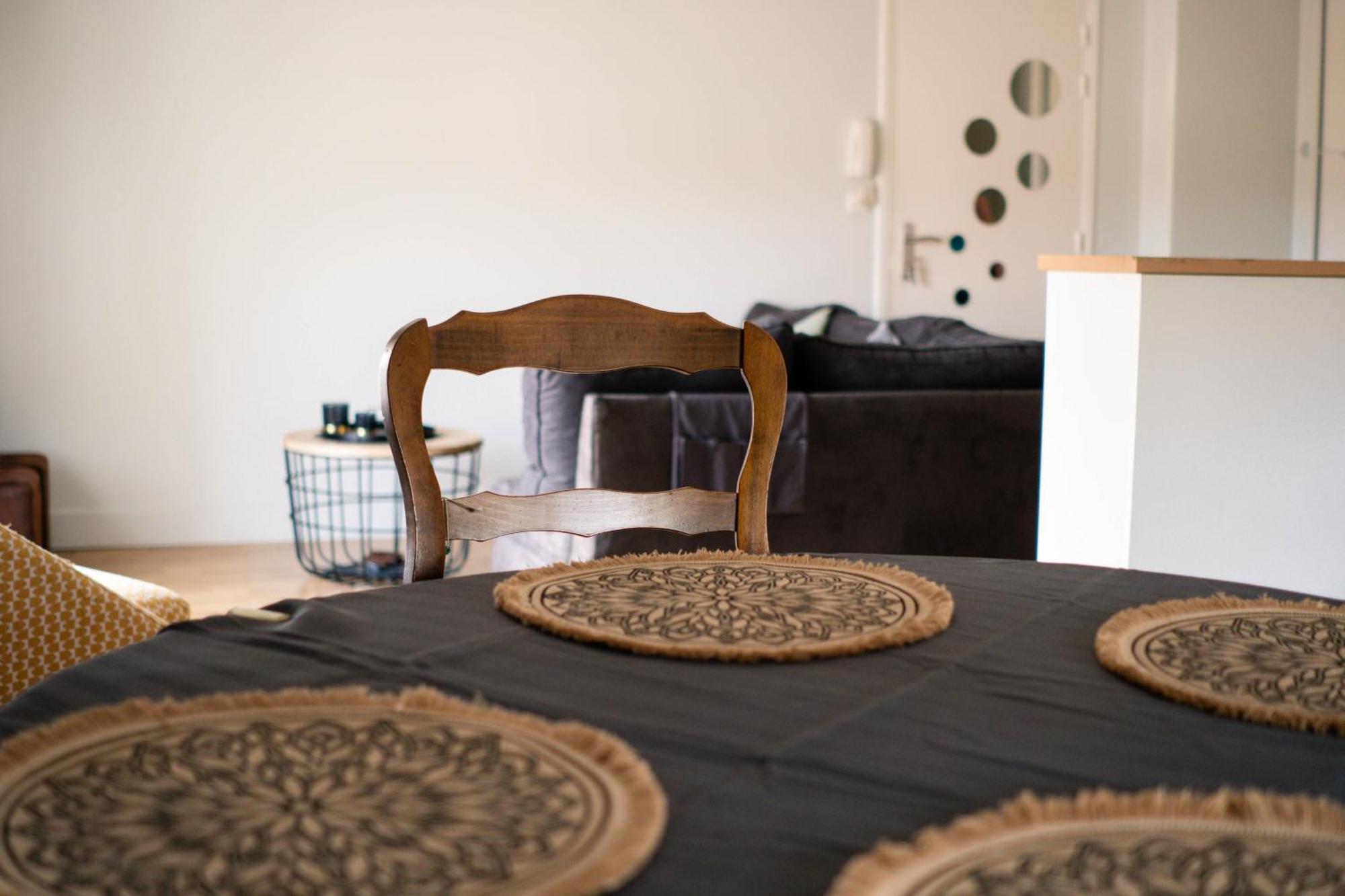 Simplicite Et Calme En Appartement A 이스와 외부 사진