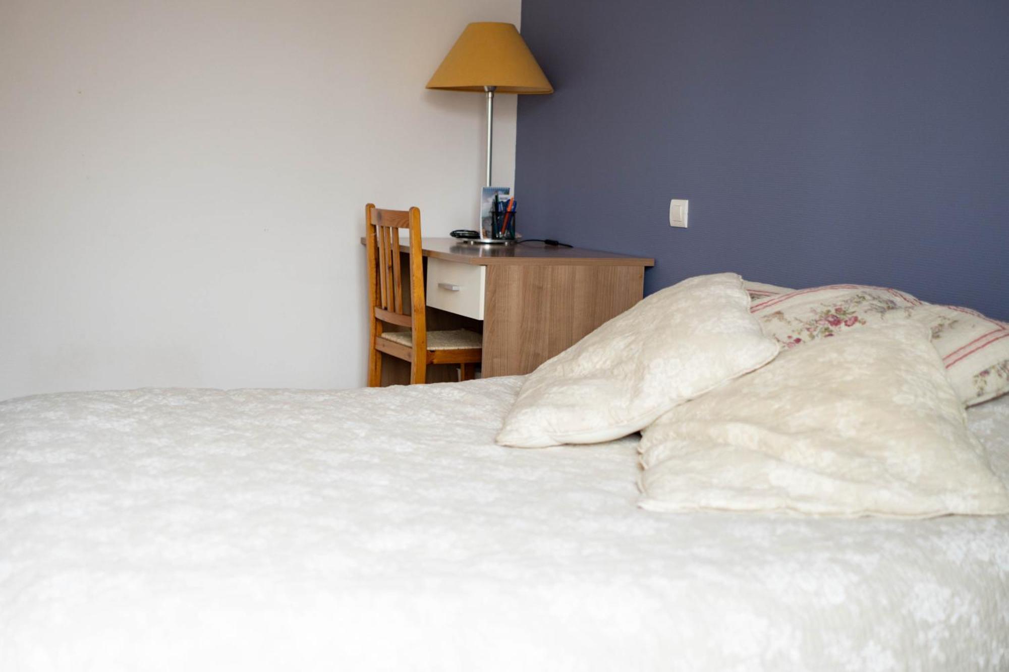 Simplicite Et Calme En Appartement A 이스와 외부 사진
