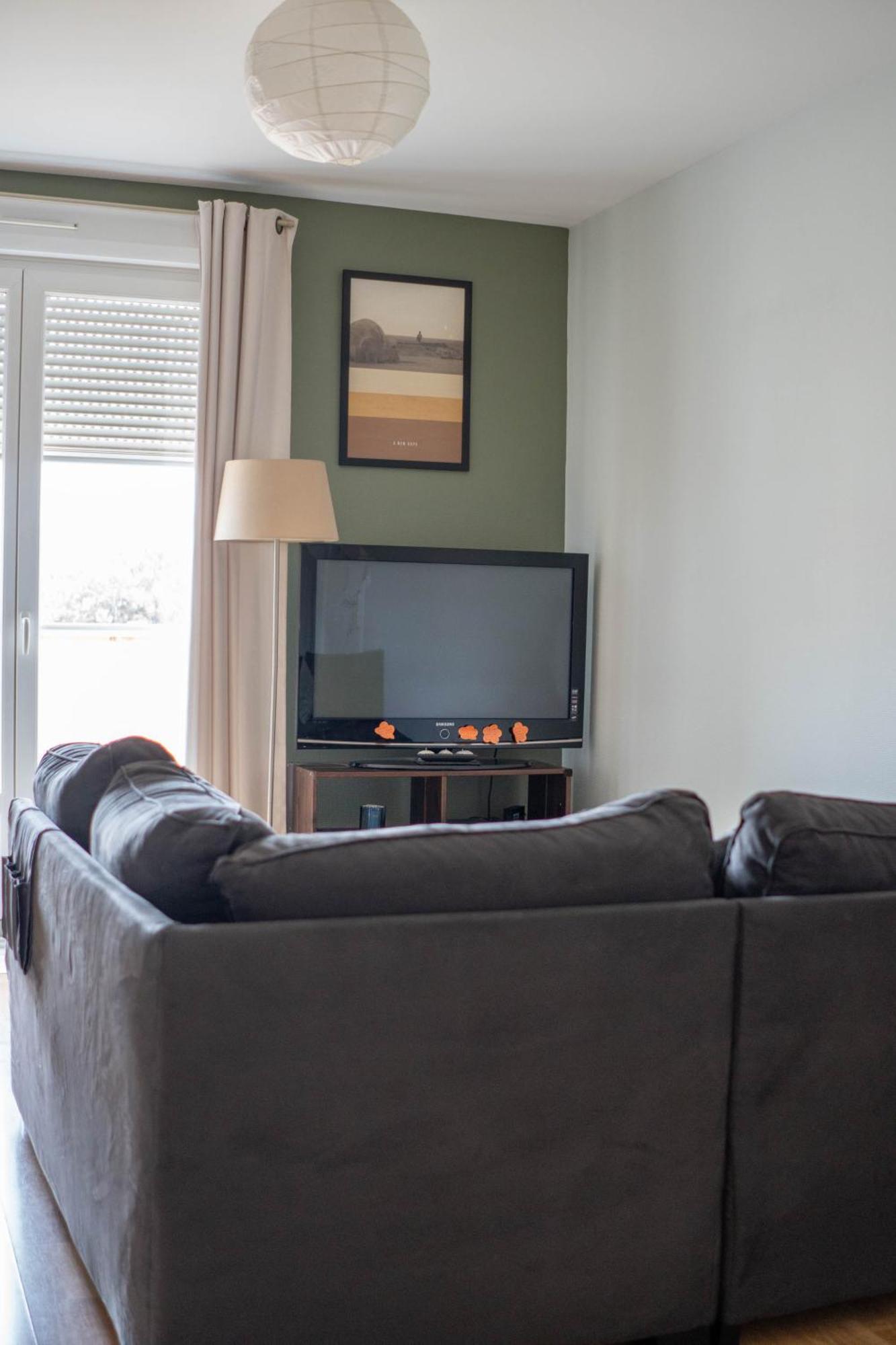 Simplicite Et Calme En Appartement A 이스와 외부 사진