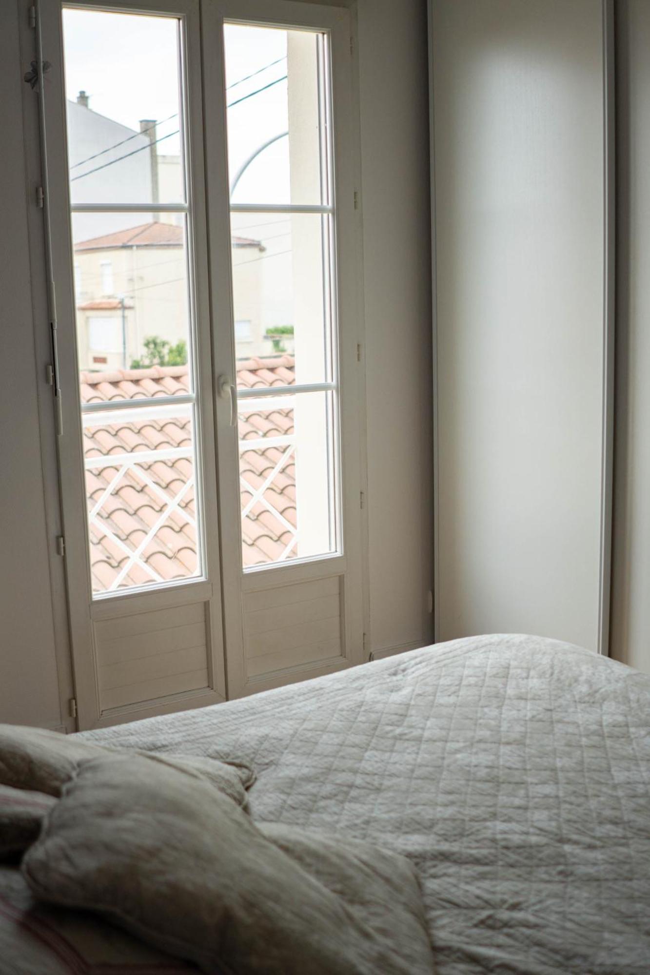 Simplicite Et Calme En Appartement A 이스와 외부 사진